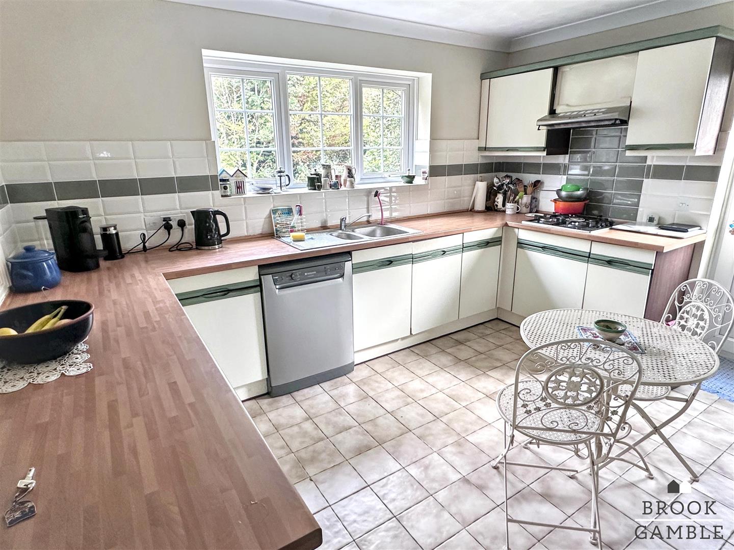 4 Bedroom House - Detached. Greenway in Eastbourne, 8